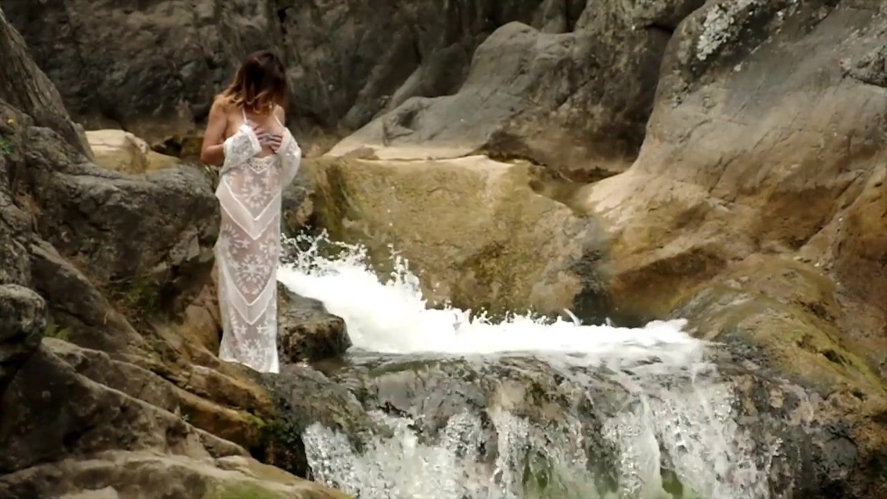 "not" Andrea Sandoval  bathes in the waterfall