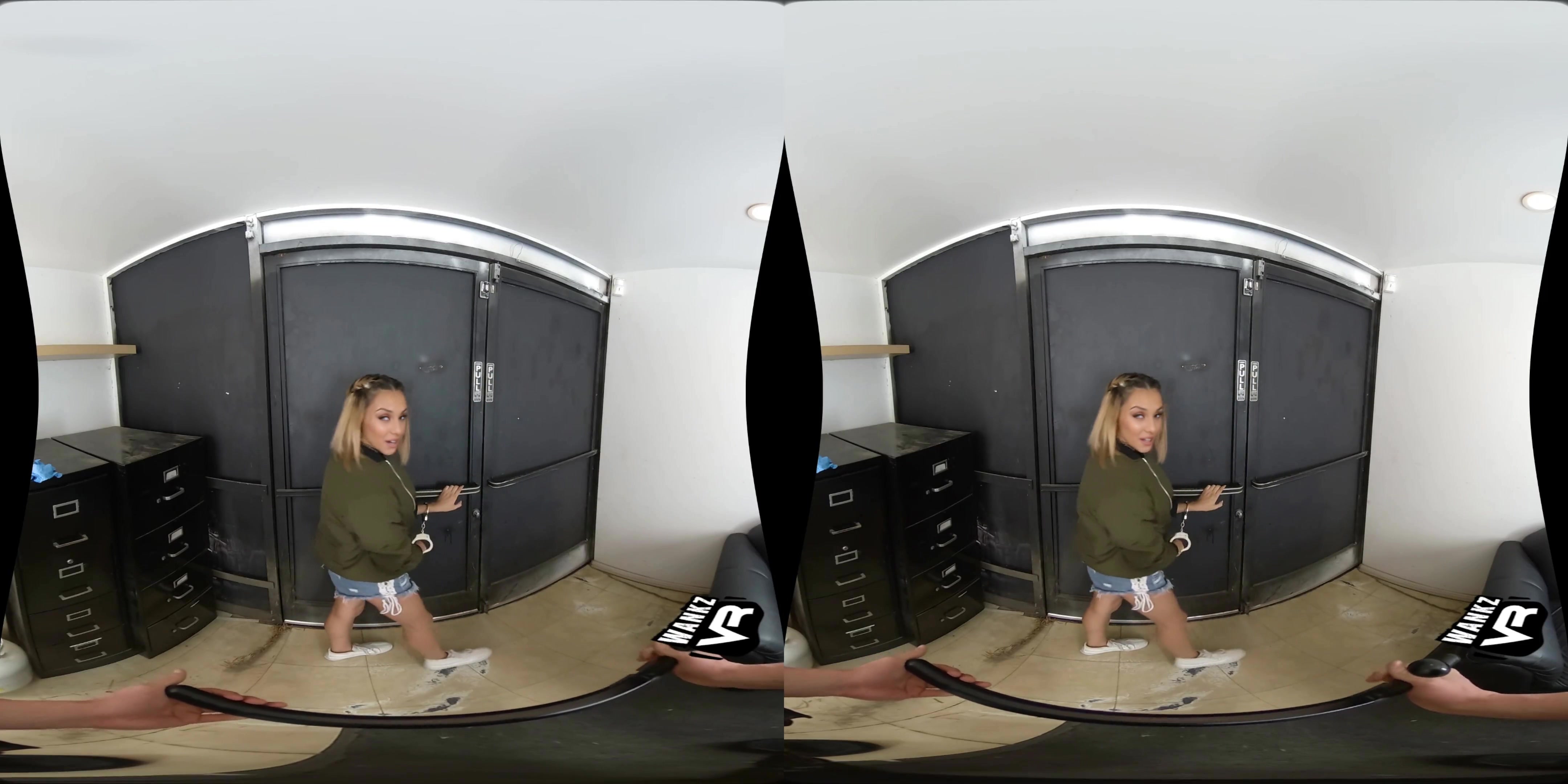 Ariana Grande caught stealing VR